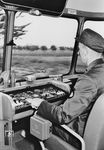 Bei der Deutschen Bundesbahn war die Laufbahn des Lokführers eine Beamtenlaufbahn des mittleren technischen Dienstes. Zugangsvoraussetzung war der Volksschul- bzw. Hauptschulabschluss und eine abgeschlossene Lehre im Metall- oder Elektrohandwerk, ebenso war eine zweijährige Gesellenzeit nachzuweisen. Die Lehre wurde in der Regel in einer bahneigenen Werkstatt absolviert. Das Bild zeigt den Lokführer in einem VT 98. (1964) <i>Foto: BD Mainz, Slg. W. Löckel</i>