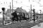 Lehrte entwickelte sich bereits Mitte des 19. Jahrhunderts zu einem bedeutenden Eisenbahnknotenpunkt der Königlich Hannöverschen Staatseisenbahnen und wurde zu einer typischen sogenannten Eisenbahnerstadt. 1843 wurde die Eisenbahnstrecke Hannover–Peine über Lehrte gebaut, die in den folgenden Jahren nach Braunschweig verlängert und mit Seitenlinien von Lehrte nach Harburg über Celle und Lüneburg (1845) und nach Hildesheim (1846) verlängert wurde. 1880 wurde im Westen des Personenbahnhofes ein Rangierbahnhof am Schnittpunkt der Nord-Süd- und Ost-West-Güterstrecken angelegt. Er wurde mehrfach erweitert und 1964 stillgelegt. Bis 29. Mai 1976 gab es in Lehrte auch ein selbstständiges Bahnbetriebswerk, zu dem auch die hier durch den Bahnhof Lehrte fahrende 051 816 gehörte. (05.1972) <i>Foto: Benno Wiesmüller</i>