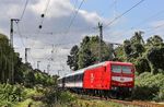 Zum Pokalspiel des SC Paderborn bei Viktoria Köln kam erstmalig die neu lackierte 145 097 von TRI zum Einsatz, die hier den DPN 17466 nach Köln West durch Solingen-Ohligs schiebt. Wer sich über das Biotop wundert: Das ist der aktuelle Zustand der Hauptstrecke von Köln nach Wuppertal. Da nächstes Jahr eine Großsanierung ansteht, lässt man die Strecke zuvor vollkommen vergammeln. Wer so etwas zu verantworten hat, den sollte man eigentlich sofort in die Wüste schicken (da wächst wenigstens nichts). (17.08.2025) <i>Foto: Joachim Bügel</i>