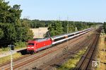 Mit rund 40 minütiger Verspätung befördert 101 002 den EC 8 (Zürich HB - Hamburg-Altona) in Leverkusen-Rheindorf. (18.08.2025) <i>Foto: Joachim Bügel</i>