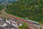 Zwei 620 fahren als RB 10530 (Köln Hansaring - Gummersbach) in den Bahnhof Dieringhausen ein. Im Hintergrund verlässt ein 620 als RB 10533 nach Köln Hansaring den Bahnhof. Im Abstellbereich steht ein weiterer 620. Das große Empfangsgebäude wurde im Baustil an den Bahnhof Köln-Deutz angelehnt. Laut einer denkmalgeschichtlichen Untersuchung sollte damit die regionale Bedeutung des Bahnhofs Dieringhausen hervorgehoben werden. (18.08.2025) <i>Foto: Joachim Schmidt</i>