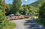 Der liegengebliebene Coilszug GAG 60761 hatte zur Folge, dass auch der Bahnübergang in Lengelsen über eine Stunde versperrt blieb. Ein Ehepaar, das nur kurz seinen Hund Gassi führen wollte, war bereits völlig verzweifelt, weil es nicht mehr zu ihrem gegenüberstehenden Auto kam, indem sich Geld und Handy befanden. (18.08.2025) <i>Foto: Joachim Schmidt</i>