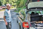 Als Retter in der Not entpuppte sich dann der Fotograf, der sich anbot, das Ehepaar auf die andere Seite des Bahnübergangs zu ihrem Auto zu fahren. Nachdem der Hund zunächst etwas erstaunt das fremde Auto musterte, sprang er dann doch freiwillig hinein. So ein Hundeleben! (18.08.2025) <i>Foto: Joachim Schmidt</i>