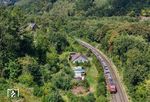 Zwischenzeitlich hatte der Triebfahrzeugführer es irgendwie geschafft, die 187 127 wieder in Gang zu bringen und hoffte, den GAG 60761 bis zum Bahnhof Werdohl schleppen zu können.  (18.08.2025) <i>Foto: Joachim Schmidt</i>