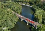 Mit Schrittgeschwindigkeit rollte der Schwerlastzug GAG 60761 mit 187 127 über das Lenneviadukt dem Bahnhof Werdohl entgegen. (18.08.2025) <i>Foto: Joachim Schmidt</i>