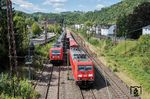 Nachdem GAG 60761 in das wohl nicht oft benutzte Gleis 1 des Bahnhofs Werdohl eingefahren war, löste sich langsam der dahinter wartende Zugstau auf. Als erster Zug überholte der GAG 60753 (Oberhausen West - Finnentrop) mit 185 307 den Liegenbleiber. (18.08.2025) <i>Foto: Joachim Schmidt</i>
