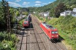 Nachdem der Coilzug GAG 60761 mit seiner 187 schon einige Zeit im Überholungsgleis 1 in Werdohl stand, stapfte am Zug ein DB-Cargo Mitarbeiter (vom DB-Cargo Notdienst?) entlang und kletterte auf die Lok. Da keiner dumm sterben will, wurde der junge Lokführer interviewt, als er gerade mal das Handy vom Dauertelefonieren absetzte, was denn los sei. Genaues wusste er auch nicht, aber er sollte hier auf eine Hilfslok warten. Passenderweise erschien kurze Zeit später eine leer fahrende Lok (185 357) von DB-Cargo, die bereits über eine Stunde in Finnentrop gewartet hatte. Zu früh gefreut, denn die Lok fuhr ohne Halt in Werdohl weiter nach Wanne-Eickel. Anscheinend war die Übernahme eines artgerechten Zuges im Ruhrgebiet wichtiger als hier zu helfen. (18.08.2025) <i>Foto: Joachim Schmidt</i>