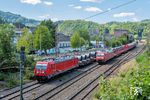 Im Bahnhof Werdohl überholte der mittlerweile auch mehr als eine Stunde verspätete EZ 51321 (Hamm - Kreuztal) den liegengebliebenen GAG 60761. In Altenhundem wurde der EZ erneut auf die Seite genommen, wahrscheinlich wegen des wegen Beschädigung einer Brücke nur eingleisig befahrbaren Abschnitts nach Welschen Ennest, offiziell wegen Wartens auf Schiebelok (bei 200 t Zugewicht!). Selbst eine so kleine Störung hat gezeigt, dass die DB ihre Betriebsabläufe einfach nicht mehr im Griff hat und Zugläufe am laufenden Band verbogen und unnötige Verspätungen produziert werden. (18.08.2025) <i>Foto: Joachim Schmidt</i>