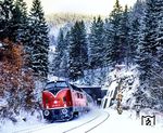 Apropos "alles im Griff haben": Die DB hat im Oktober 2022 mit der Erneuerung des knapp 1400 m langen Elleringhauser Tunnels bei Brilon Wald begonnen. In den nächsten Jahren soll ein rund 475 Meter langer Rettungsstollen inklusive eines Wendehammers realisiert werden, der mit Kraftfahrzeugen befahrbar sein und durch ein Verbindungsbauwerk an den Tunnel anschließen wird. Darüber hinaus wird der Tunnel mit Sicherheitsbeleuchtung, einer Fluchtwegbeschilderung und Notrufsäulen ausgerüstet. Zudem erhält der Tunnel eine Feuerlöschleitung und Tunnelsteckdosen. Auch für den Mobilfunk sollen die Antennen für einen störungsfreien Empfang in den Tunnelanlagen optimiert werden. Was bislang aber verschwiegen wurde, ist, dass die Sanierung des Tunnels Probleme bereitet, insbesondere, weil im Tunnel Schadstoffe (u.a. PAK) gefunden wurden. Die Arbeiten werden sich um mehrere Jahre verzögern, und die Kosten haben sich jetzt schon erheblich erhöht. Mittlerweile wurden Großfilteranlagen eingebaut und die Arbeiter mit Vollschutz ausgestattet. Die Bevölkerung bis hin zur Politik wurden über diese Problematik allerdings nicht informiert. Ganz im Gegenteil hüllten sich bis zur Aufdeckung durch einen Journalisten alle Beteiligten wie Bahn, Baufirma oder Untere Wasserbehörde in Schweigen und wiegelten sämtliche Anfragen ab. Nach derzeitiger Planung ist die vollständige Wiederinbetriebnahme des Tunnels erst für Frühjahr 2029 vorgesehen. Durch den noch unsanierten Tunnel brummt im Jahr 1984 ein Wintersportzug aus Usseln mit der Oberhausener 221 125. (25.01.1984) <i>Foto: Joachim Schmidt</i>