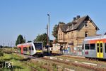 Zugkreuzung im Bahnhof Beienheim. Derzeit werden die Weichen und Signale des Bahnhofs Reichelsheim (Wetterau)-Beienheim (aktueller Bahnhofsname: Beienheim) von einem Stellwerk der Bauform Jüdel aus dem Jahr 1936 gestellt. Der Fahrdienstleiter hat zudem die Aufgabe, den schienengleichen Zugang zu den beiden Mittelbahnsteigen zu sichern. Mit dem Umbau auf die EStW-Technik wird eine Änderung der Gleislage (Spurplananpassung) erfolgen und ein neuer Mittelbahnsteig für zwei Gleise mit barrierefreiem Zugang geschaffen.  (08.09.2021) <i>Foto: Zeno Pillmann</i>