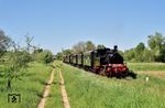 Am 1. Mai 1895 wurde die im äußersten Südwesten Deutschlands liegende Kandertalbahn eröffnet. Ab 1969 entwickelte sich hier ein vorbildhafter Museumsbahnbetrieb, der eine längst vergangene Epoche des Schienenverkehrs lebendig erhält. Es gelangen überwiegend nur Fahrzeuge zum Einsatz, die auf dieser Nebeneisenbahn vormals planmäßig gefahren sind. Dieses Ereignis wurde vom 1. bis 4. Mai 2025 gebührend gefeiert. Dazu war u.a. Dampflok DEBG 20 (Karlsruhe, Baujahr 1928) mit einem Sonderzug von Haltingen nach Kandern bei Binzen unterwegs. (01.05.2025) <i>Foto: Zeno Pillmann</i>