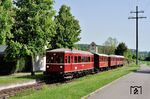 Die Kandertalbahn konnte zum 130-jährigen Jubiläum einen Nebenbahn-Personenzug zusammenstellen, wie er für die frühere Kandertalbahn typisch war, hier in Wittlingen. Von den 13 vorhandenen Wagen waren jedoch nur zwei zuvor im Planbetrieb im Kandertal eingesetzt worden. Dazu gehört der an zweiter Stelle hinter dem Triebwagen VT 3 laufende Wagen B 46. Ursprünglich von der Königlich Sächsischen Staats-Eisenbahn beschafft, wurde er 1957 von der DEBG für den Einsatz im Kandertal erworben. Als Beiwagen für den Triebwagenverkehr erhielt er einen roten Anstrich. (02.05.2025) <i>Foto: Zeno Pillmann</i>