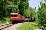 Am Samstag, den 3. Mai, wurde zum Kandertalbahnjubiläum der Güterverkehr, der einst die Haupteinnahmequelle der Nebenbahn war, demonstriert. Dazu verkehrte, wie früher üblich, ein gemischter Zug (GmP), der am Vormittag mit dem Triebwagen VT 3 nach Wollbach (Baden) durch Kandern fuhr. (03.05.2025) <i>Foto: Zeno Pillmann</i>