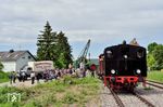 In Wollbach (Baden) wurde das Be- und Entladen mit dem wieder aufgestellten Kran sowie der Stückgutumschlag zwischen Bahn und Lkw am Beispiel einer Traktorenverladung gezeigt. Eingesetzt wurde dafür die Dampflok 20. (03.05.2025) <i>Foto: Zeno Pillmann</i>