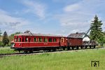VT 3 mit dem Gm-Güterwagen "Baden 22666" und Kkkm 186 in Wollach (Baden). Derzeit laufen Untersuchungen, die Kandertalbahn für den öffentlichen Personennahverkehr zu ertüchtigen. Geplant ist ein Verkehr Basel – Haltingen – Kandern. In diesem Zusammenhang würde die Nebenbahn wieder einen Bahnanschluss erhalten. Inwieweit mit dem Ausbau zu einer Regional- oder Stadtbahn der Charakter der Nebenbahn verloren geht, wird die Zukunft zeigen.  (03.05.2025) <i>Foto: Zeno Pillmann</i>