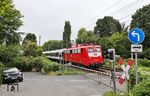 Am "Überführungsmittwoch" war wieder TRI 110 198 mit DLr 56716 von Dortmund-Eving nach Köln Bbf unterwegs und passiert hier den Bü Schnittert in Solingen-Ohligs. (20.08.2025) <i>Foto: Joachim Bügel</i>