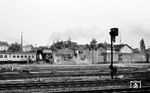 23 098 startet mit dem E 503 (Duisburg - Braunschweig) in Minden (Westf). (22.08.1964) <i>Foto: Karl Wyrsch, Slg. D. Ammann</i>