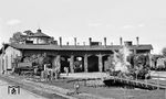 Am 22. August 1964 besuchte eine Reisegruppe, zu der auch Carl Bellingrodt gehörte (vgl. Bild-Nrn. 45437, 46601), das Bw Rahden (Kr Lübbecke), um eine der letzten 24er der DB zu fotografieren. Diese wird gerade auf die Drehscheibe gefahren, während 93 897 eher stiefmütterlich unbeachtet blieb. (22.08.1964) <i>Foto: Karl Wyrsch, Slg. D. Ammann</i>