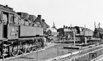 24 058 hat auf der Drehscheibe ihrer Heimatdienststelle Rahden (Kr Lübbecke) gewendet und zeigt sich nun von der Heizerseite. 93 897 war seit 1960 hier stationiert und "überlebte" die 24er auch nur um 3 Monate. (22.08.1964) <i>Foto: Karl Wyrsch, Slg. D. Ammann</i>