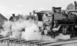 Mit viel Dampf stellt sich 24 058 neben 93 897 im Bw Rahden (Kr Lübbecke) auf. (22.08.1964) <i>Foto: Karl Wyrsch, Slg. D. Ammann</i>