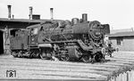 In voller Schönheit - und natürlich mit Kuppelstange unten - präsentiert sich 24 058 in ihrem Heimat-Bw Rahden (Kr Lübbecke). Nach ihrer Ausmusterung sollte es sieben Jahre dauern, bis wieder eine 24er im Westen Deutschland ans Fahren kommen sollte. (22.08.1964) <i>Foto: Karl Wyrsch, Slg. D. Ammann</i>