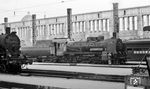 38 1650 (Bw München Hbf) ist im noch vom Krieg gezeichneten "Freiluftbahnhof" München Hbf eingetroffen. Links steht eine bayerische G 3/4 H. (13.07.1952) <i>Foto: Karl Wyrsch, Slg. D. Ammann</i>