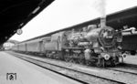 38 2058 (Bw Lindau) wartet in Lindau Hbf vor dem E 733 nach Radolfzell.  (18.11.1961) <i>Foto: Karl Wyrsch, Slg. D. Ammann</i>