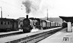 38 3402 (Bw Simbach/Inn) verlässt mit P 1107 nach Mühldorf (Oberbay) den Münchener Hauptbahnhof. (08.1953) <i>Foto: Karl Wyrsch, Slg. D. Ammann</i>
