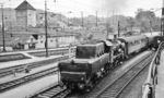 38 3709 vom Bw Radolfzell fährt mit dem Schlafwagenzug D 565 (Reggio di Calabrio - Roma - Firenze - Milano - Chiasso - Zürich - Stuttgart) aus Schaffhausen. Die P 8 wird den Zug nur die nächsten 20 km bis Singen (Hohentw) bringen. (18.05.1964) <i>Foto: Karl Wyrsch, Slg. D. Ammann</i>