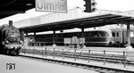 In Ulm Hbf trifft ein VT 06 als "Rhein-Isar-Blitz" FT 28 (Dortmund - München) auf 38 3818 vom Bw Aalen. Interessantes Detail sind die damals zweisprachigen Verbotsschilder zum Überschreiten der Gleise. (04.10.1953) <i>Foto: Karl Wyrsch, Slg. D. Ammann</i>
