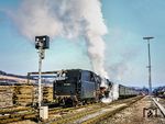 023 039 steht mit der Leerwagengarnitur des N 7532 im Bahnhof Bad Mergentheim, der um 11.57 Uhr nach Lauda fahren wird. (03.1975) <i>Foto: Karsten Risch</i>