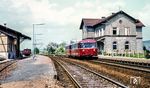 Das Bild eines 795 in Edelfingen ist heute definitiv seltener als die Massen an 23er oder 50er, die hier aufgenommen wurden, da sich damals die meisten Fotografen mit Schaudern abwandten, wenn keine Dampflok auf der Bildfläche erschien. (05.1975) <i>Foto: Karsten Risch</i>