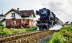 Gegen 7.35 Uhr fährt der N 7511 mit 023 023 aus Königshofen (Baden) und passiert am Bahnübergang der B 292 ein altes (heute nicht mehr vorhandenes) Bahnwärterhaus. (05.1975) <i>Foto: Karsten Risch</i>