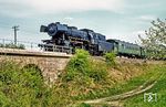 023 019 mit N 7543 nach Crailsheim zwischen Königshofen (Baden) und Edelfingen. Hervorzuheben sind auch die Wagen der Bauart Bye 667. Die Deutsche Reichsbahn stellte ab 1936 mehrere Serien dieser einklassigen Durchgangswagen der Einheitsbauart in Dienst. Die Wagen erhielten an beiden Enden große, zurückgesetzte Einstiegräume mit Doppeltüren und Übergängen, die mit Scherengittern ausgerüstet waren. In der ursprünglichen Ausführung besaßen die Wagen einen Großraum mit 38 Sitzplätzen und am anderen Ende einen mit 32 Plätzen. Dazwischen lag ein kleines Abteil mit 9 Plätzen. Beide Großräume erhielten je eine Toilette mit Zugang vom Einstiegsraum. Seit dem Umbau haben die Wagen nur noch zwei Großräume mit der Sitzanordnung 2 + 2. Die Drehgestelle entsprechen der Bauart Görlitz III. (05.1975) <i>Foto: Karsten Risch</i>