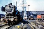 Im Frühjahr 1974 hatte die Dampftraktion noch die Oberhand im Bw Lauda. Neben 052 838 warten 023 058 und 023 021 auf neue Einsätze. 260 366 gehörte dem Bw Heilbronn an. (19.04.1974) <i>Foto: Karsten Risch</i>