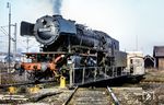 Die heutige Museumslok 023 042 der Bahnwelt Darmstadt-Kranichstein zu Planzeiten auf der Drehscheibe im Bw Lauda. (19.04.1974) <i>Foto: Karsten Risch</i>