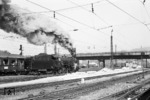 Kraftvoll verlässt 18 611 mit einem Schnellzug den Bahnhof Ulm. (1960) <i>Foto: A.E.Durrant</i>