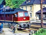 Die Hallenser 132 198 am Bahnübergang der Bahnhofstraße in Blankenheim (Kr Sangerhausen). Bekannt wurde der Bahnhof vor allem durch den Schiebelokeinsatz auf der Blankenheimer Rampe von Sangerhausen aus über Riestedt bis zum Scheitelpunkt Trennungsbahnhof Blankenheim mit einer Steigung von 10 Promille.  (14.05.1977) <i>Foto: Karsten Risch</i>