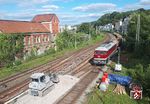 Besonders drastisch waren die Auswirkungen der Vollsperrung für Fernreisende: In Solingen, Wuppertal und Hagen entfielen sämtliche Fernverkehrshalte. Der ausgedünnte Nahverkehr verkehrte nur von/bis Wuppertal Hbf bzw. Solingen Hbf. Die "massiven Bauarbeiten" bestanden dann tatsächlich im Austausch zweier Weichen im S-Bahngleis in Wuppertal Hbf. Die Ferngleise waren weiterhin voll befahrbar. Wie lange wollen Politik und Öffentlichkeit den Etikettenschwindel der Notwenigkeit von Komplettsperrungen bei Bahn-Baustellen eigentlich noch tolerieren? (24.08.2025) <i>Foto: Slg. Eisenbahnstiftung</i>