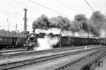 18 628 verlässt mit einem Schnellzug den Bahnhof Ulm an der Donau. (1960) <i>Foto: A.E.Durrant</i>
