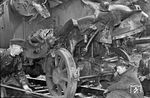 Die als Lz zum AW Trier verkehrende 23 080 überstand den Unfall relativ glimplich und kehrte nach Behebung der Schäden wieder in den Betriebsdienst zurück. (24.09.1958) <i>Foto: Fischer</i>