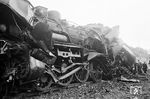 Die durch den Zusammenstoß kalt verformten Kuppelstangen der 38 2965. (24.09.1958) <i>Foto: Fischer</i>