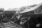 Nicht nur die P 8, auch die unmittelbar hinter Lok laufenden B3yg-Wagen wurden zusammengestaucht. (24.09.1958) <i>Foto: Fischer</i>