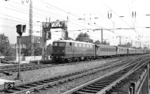 E 41 058 verlässt den Bahnhof Köln-Deutz in Richtung Hauptbahnhof. Im Hintergrund die Messe. (12.09.1960) <i>Foto: Will A. Reed</i>