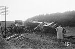 Noch am Unfalltag begannen die Aufräumarbeiten an der Unfallstelle. Die Eifelbahn war bereits einen Tag später wieder befahrbar. (24.09.1958) <i>Foto: Fischer</i>