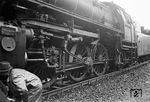 Durch die Wucht des Aufpralls war die erste und zweite Treibachse der 23 080 aus dem Gleis gehoben worden. (24.09.1958) <i>Foto: Fischer</i>