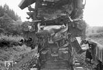 23 080 des Bw Krefeld war als Lz 17130 wegen stark riffiger Kreuzkopfgleitbahn und ausgeglühtem Kreuzkopf auf dem Weg ins AW Trier. Lokomotiven, die zur Untersuchung im AW Trier vorgesehen waren, wurden damals häufig über die Eifelstrecke gefahren. Die Lz war am Unfalltag allerdings weit vor Plan, weshalb in Gonrechtsmühle die Zugkreuzung zweier Züge (P 3515 und P 1555) abgewartet werden sollte. (24.09.1958) <i>Foto: Fischer</i>