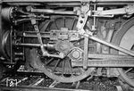 Die gebrochene linke Treibstange der 23 080. (24.09.1958) <i>Foto: Fischer</i>