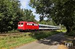 110 198 war diesmal mit rund 90 minütiger Verspätung vor dem DLr 56716 (Dortmund-Eving - Köln Bbf) bei Solingen-Ohligs unterwegs. (27.08.2025) <i>Foto: Joachim Bügel</i>