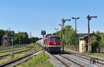 Wöchentlich verkehrt ein Zug mit Dolomit von Wünschendorf (Elster) nach Brandenburg ins Stahlwerk. Mit zweistündiger Verspätung war 232 701 der Bahnbetrieb Gera diesmal mit dem beladenen Zug im Bahnhof Zeitz Pbf unterwegs, dessen Formsignalparade bald auch ein Ende finden wird. (26.08.2025) <i>Foto: Ralf Opalka</i>